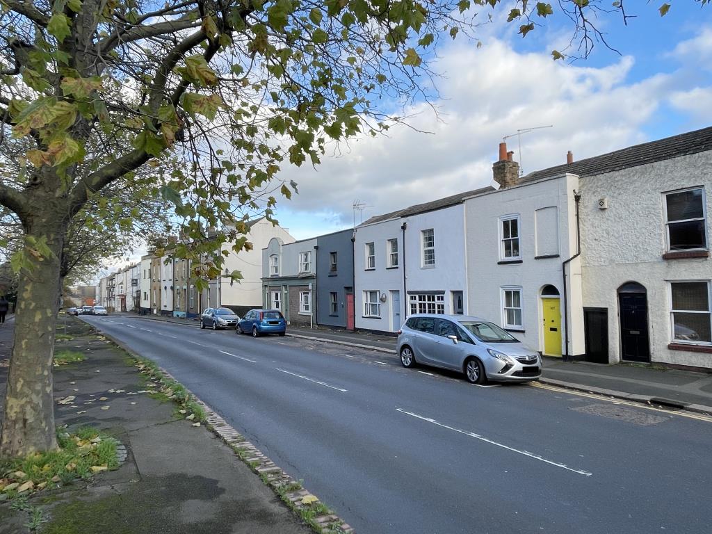 Lot: 8 - HOUSE FOR REFURBISHMENT CLOSE TO CENTRE OF ROCHESTER -